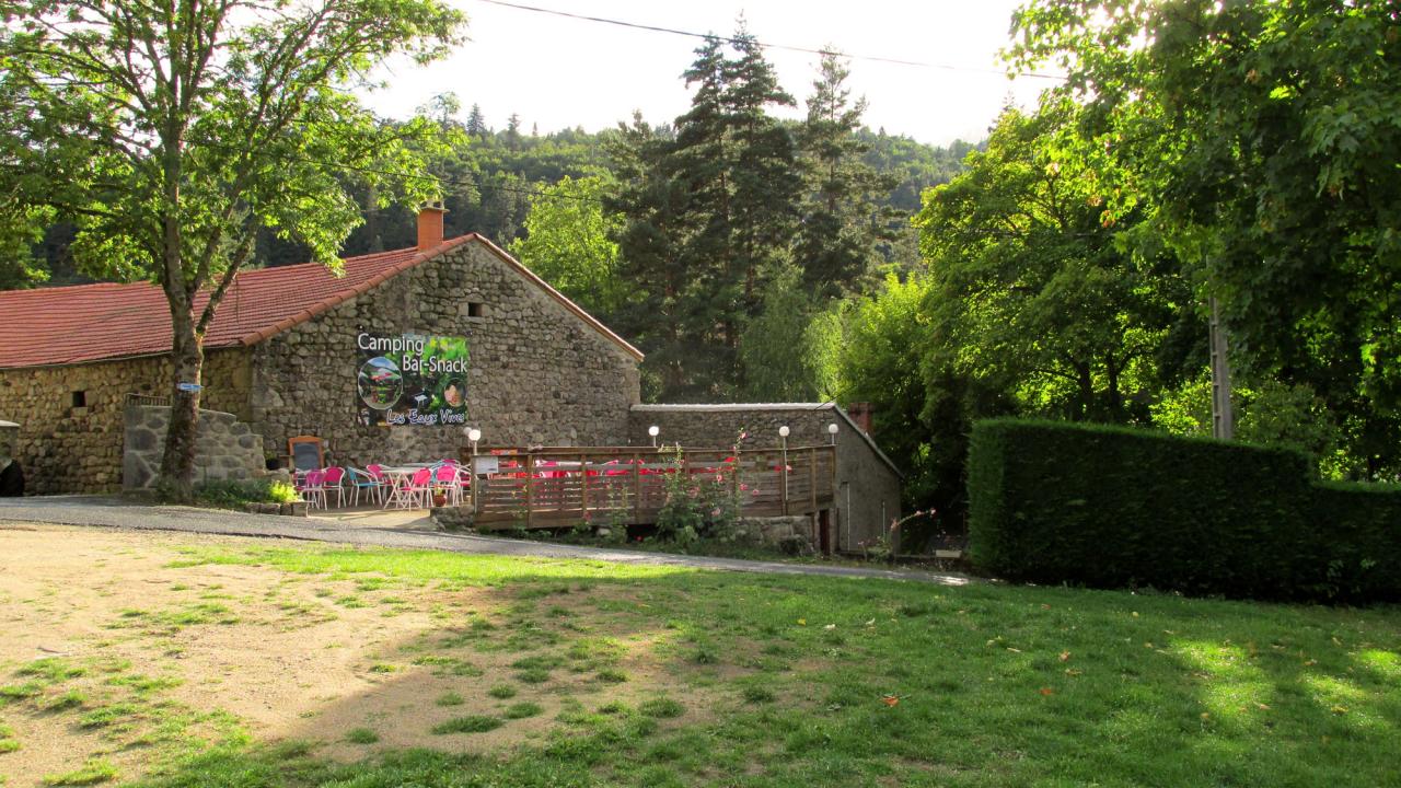 Terrasse du bar snack Les Eaux Vives