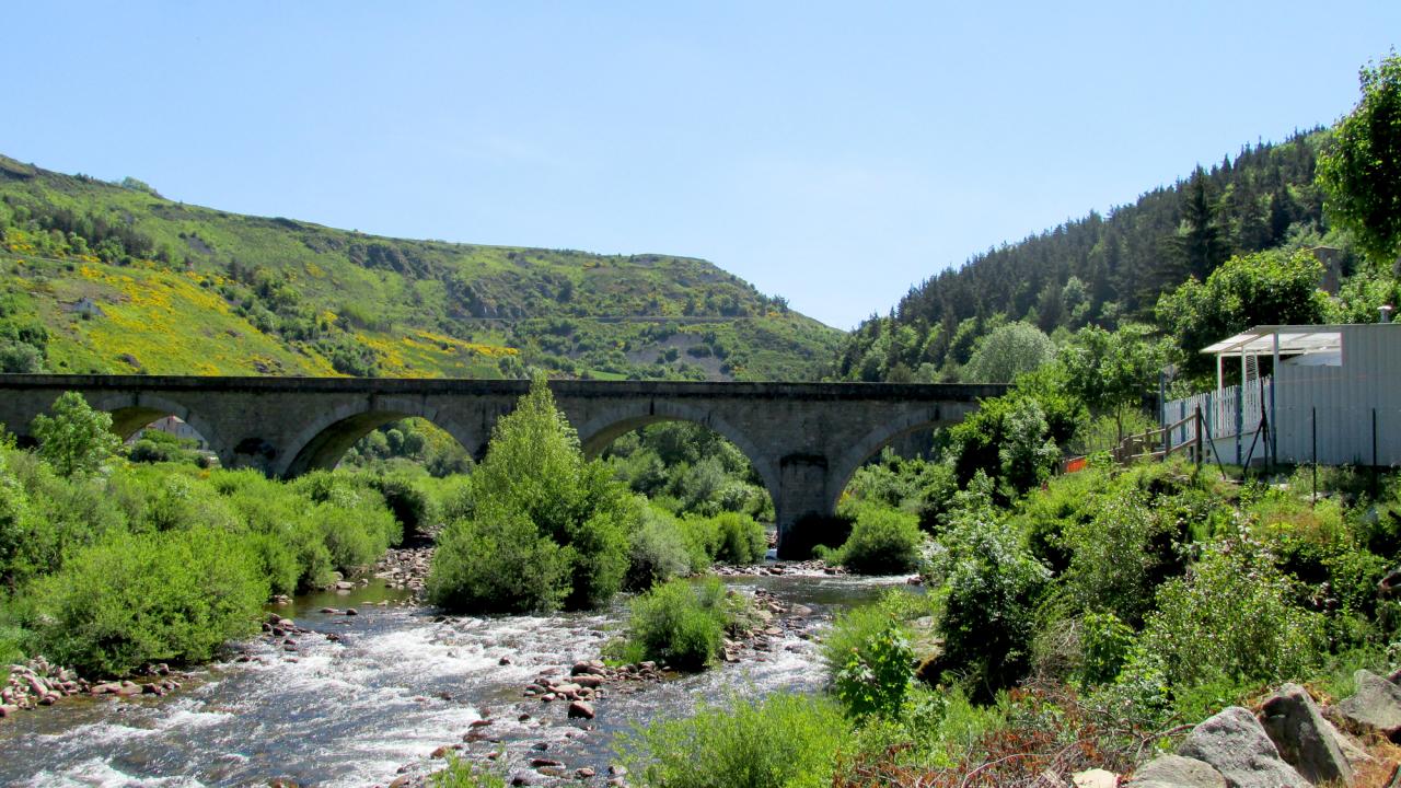 Devant le camping des Eaux Vives